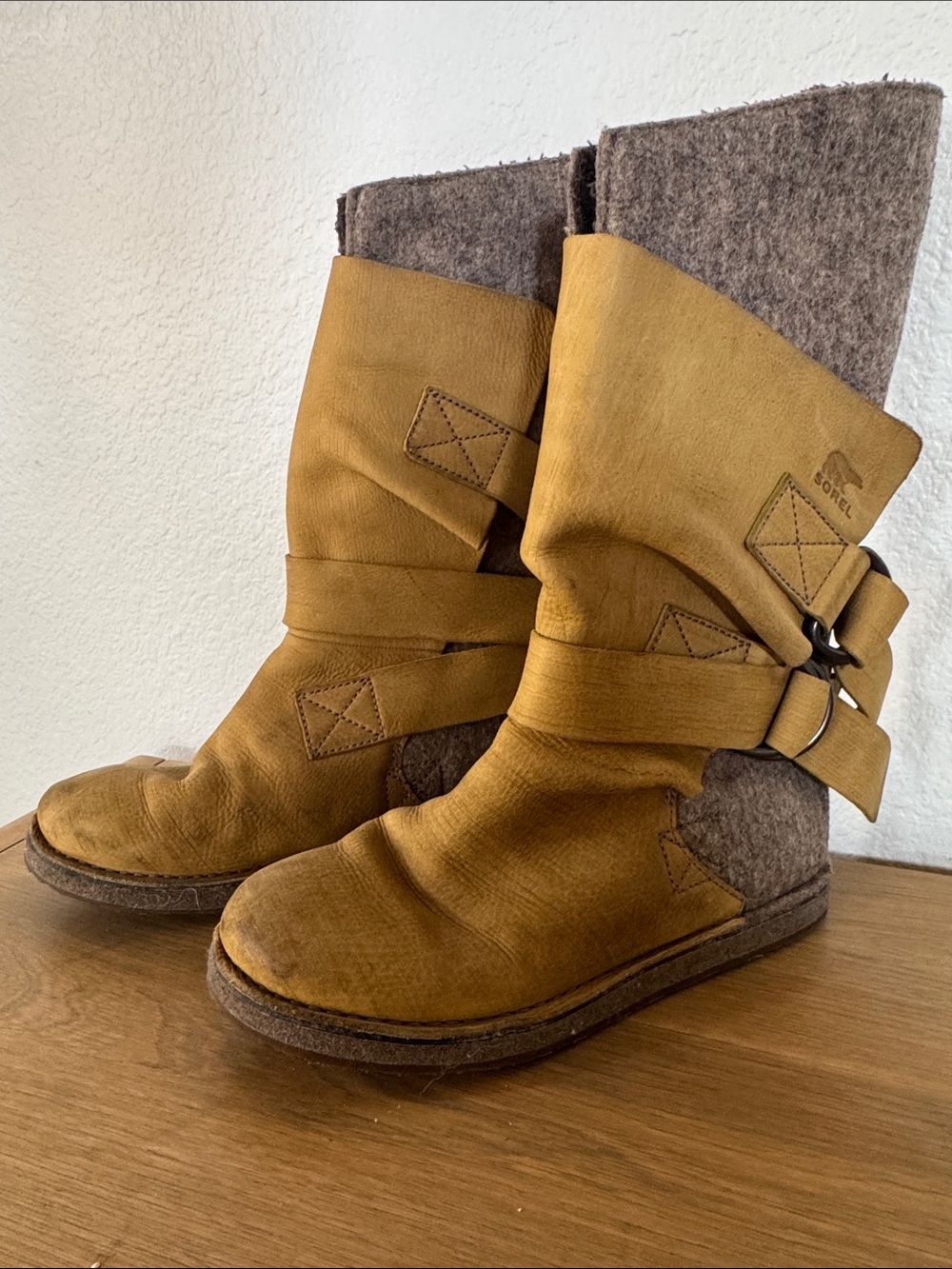 Sorel Brown Leather and Gray Felt Mid-Calf Strap winter Boots